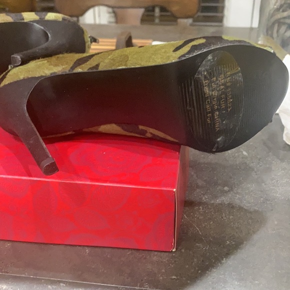 Carlos Santana Camo Heels - Picture 3 of 5